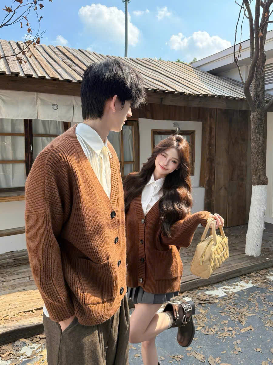 Áo cardigan len nâu cổ V cho cặp đôi