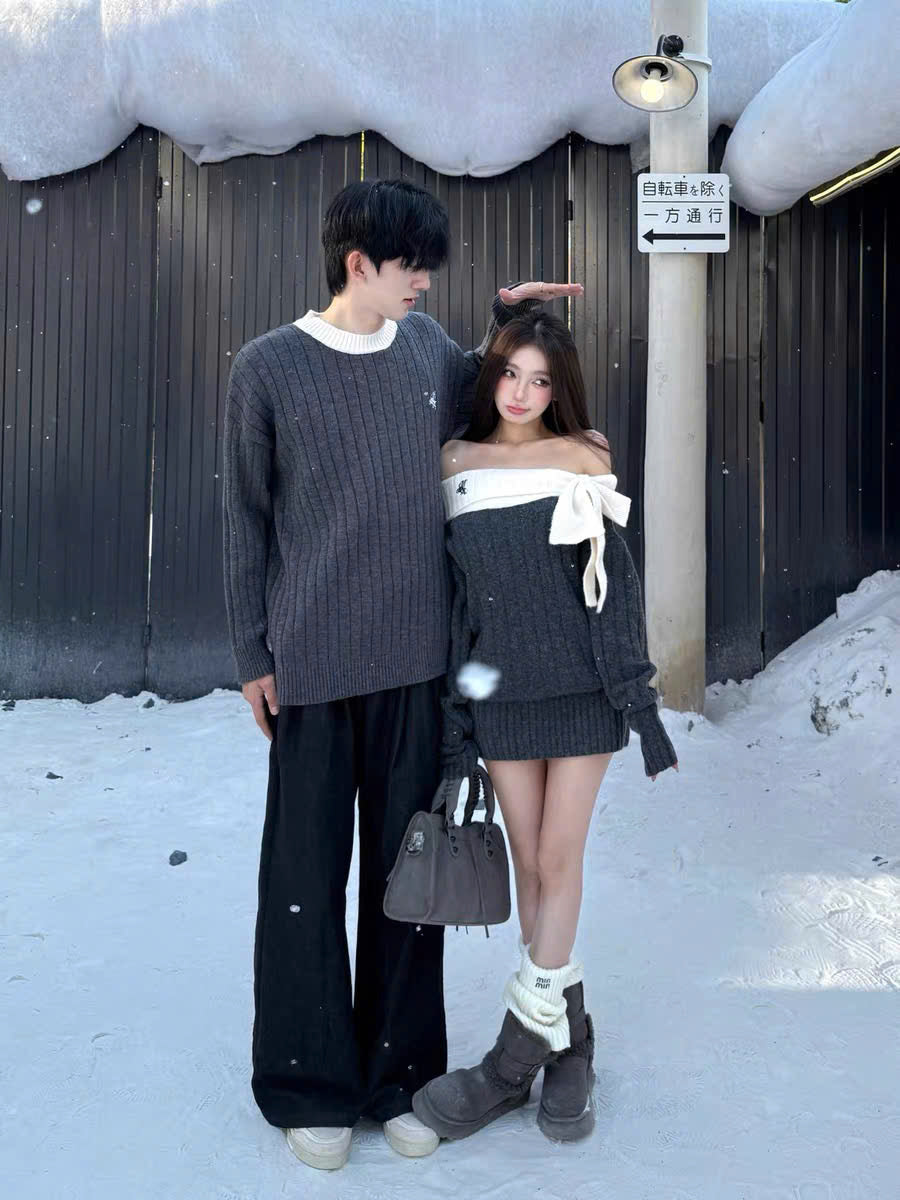Áo len xám cho cặp đôi sweater nam váy trễ vai phối nơ nữ