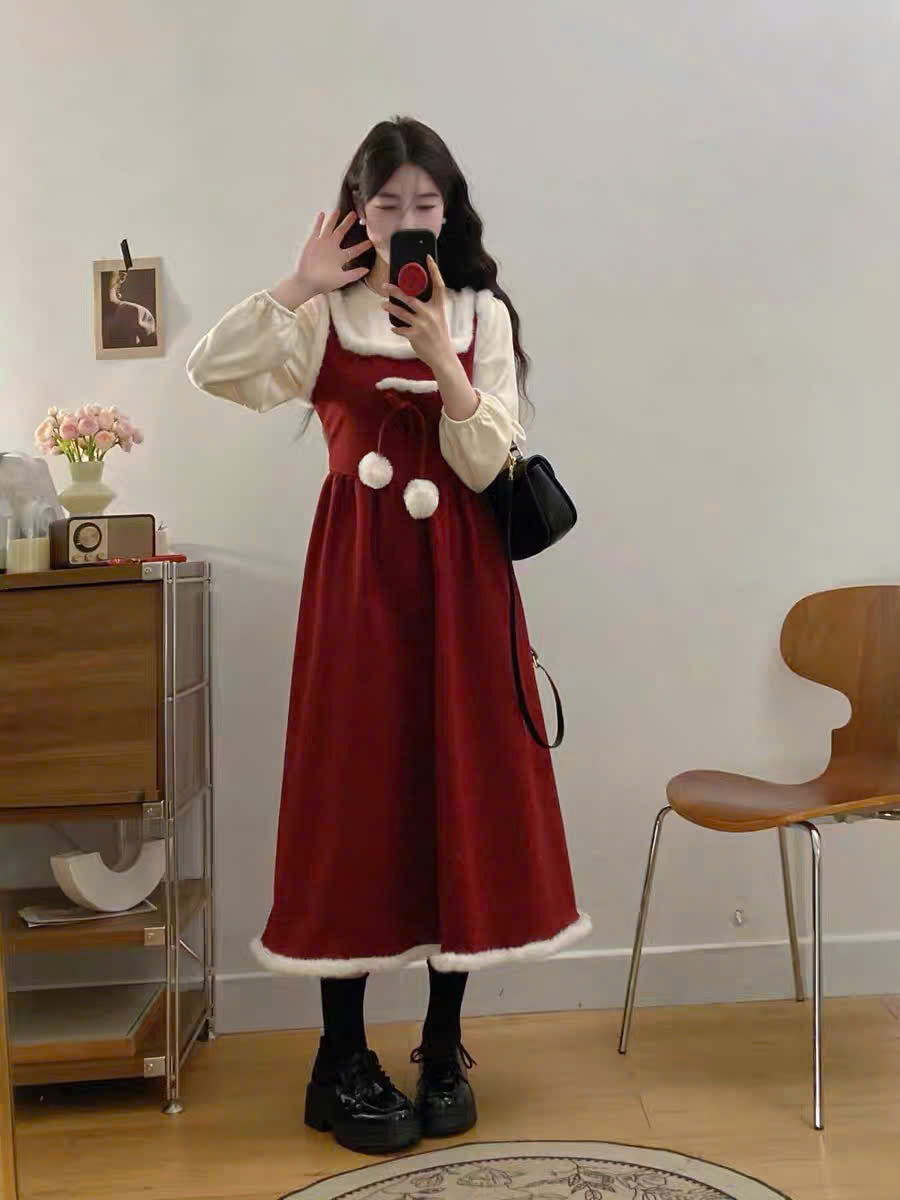 Váy đỏ dài viền lông 2 dây phối áo tay bồng