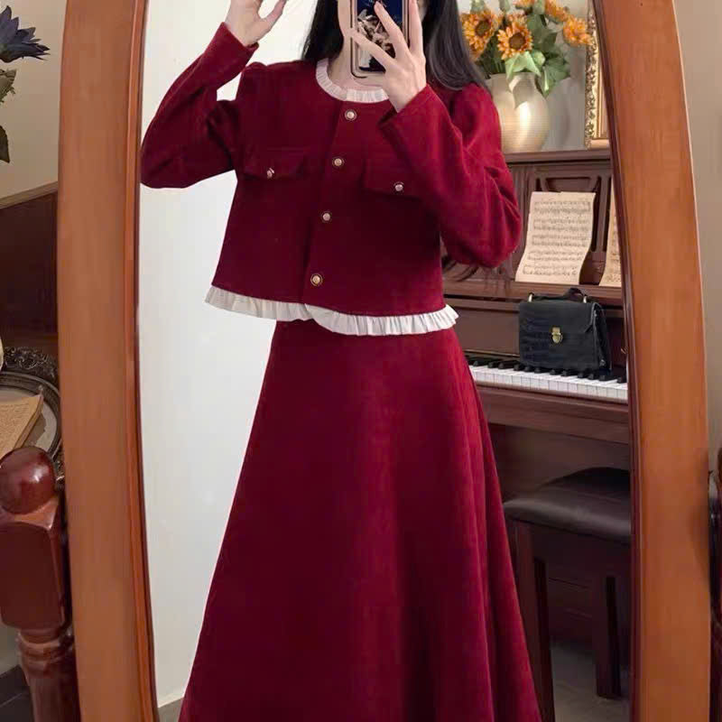 Set váy đỏ suông áo croptop tay dài viền bèo trắng