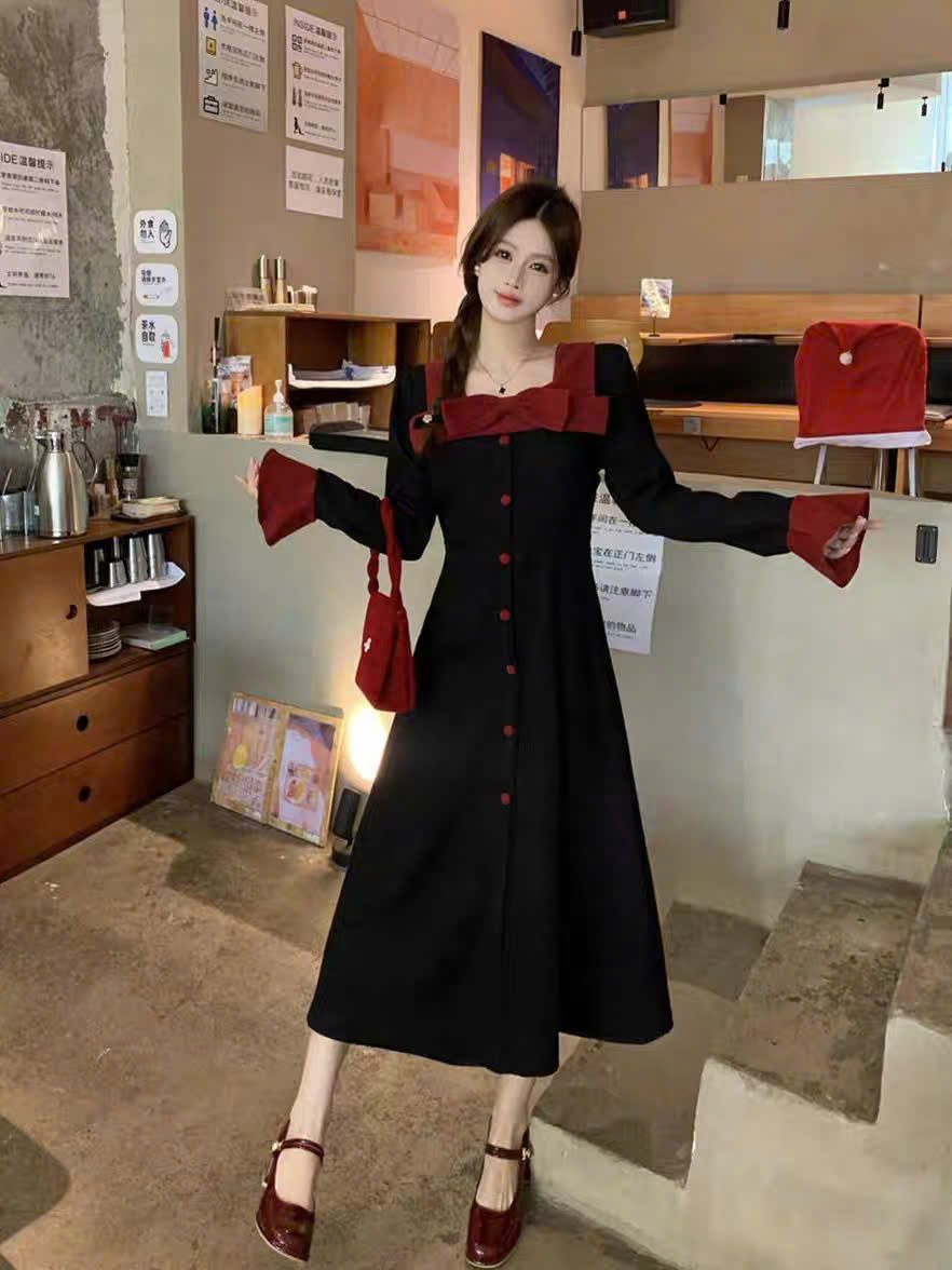 Váy suông tay dài đen cổ đỏ