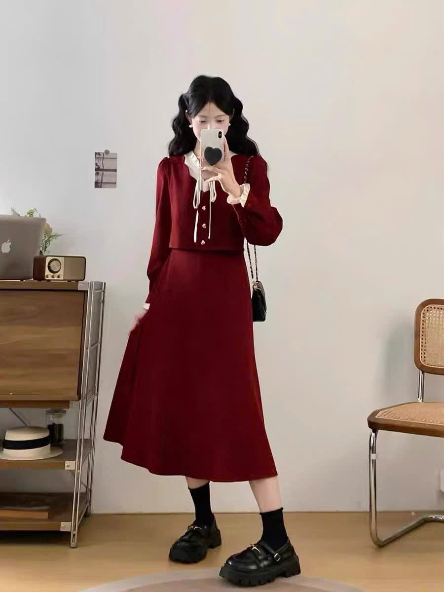 Set váy đỏ suông áo croptop tay dài cổ trắng