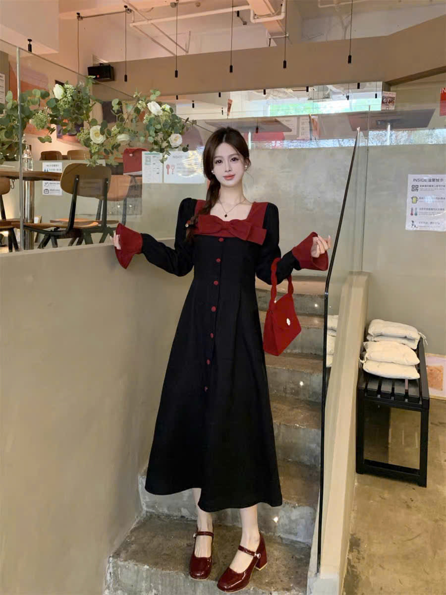 Váy suông tay dài đen cổ đỏ