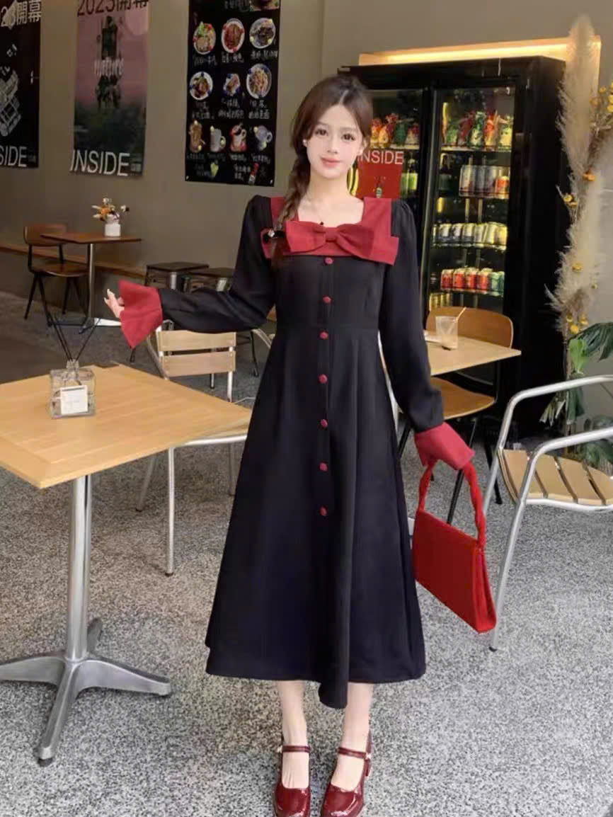 Váy suông tay dài đen cổ đỏ