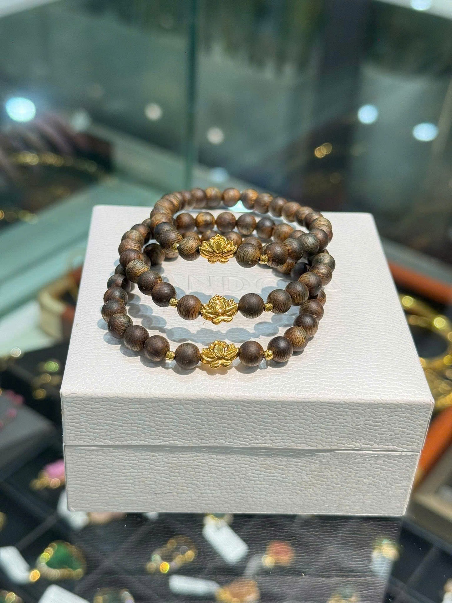 Vòng trầm mix bi và sen vàng