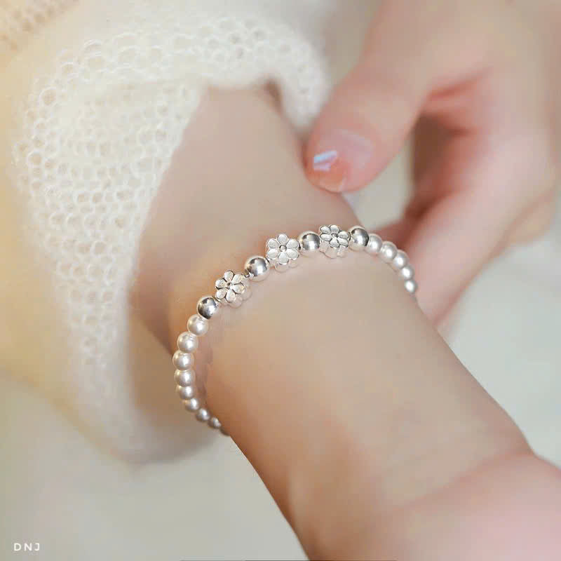 Lắc tay ngọc trai nuôi mix charm hoa bạc xinh xinh