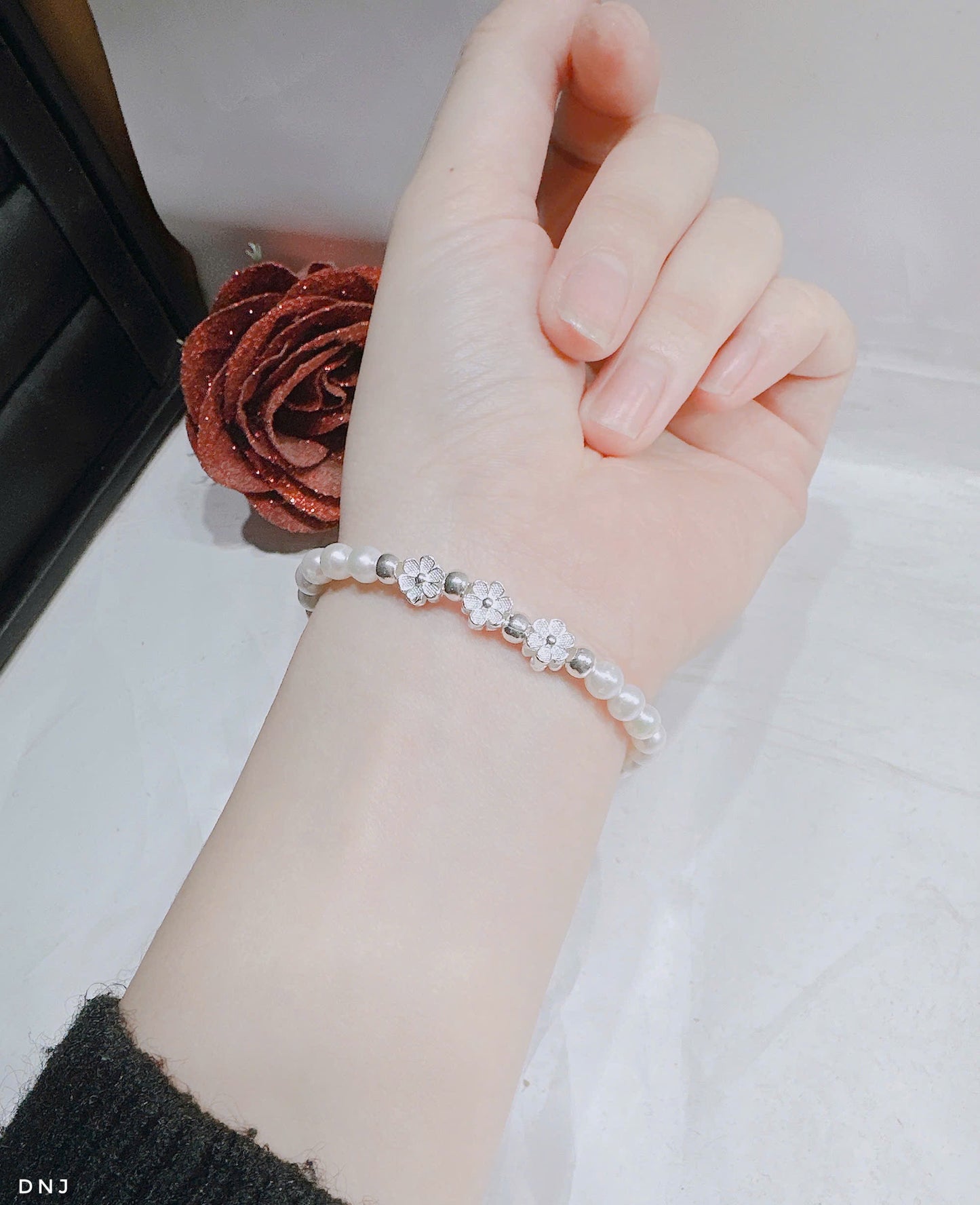 Lắc tay ngọc trai nuôi mix charm hoa bạc xinh xinh