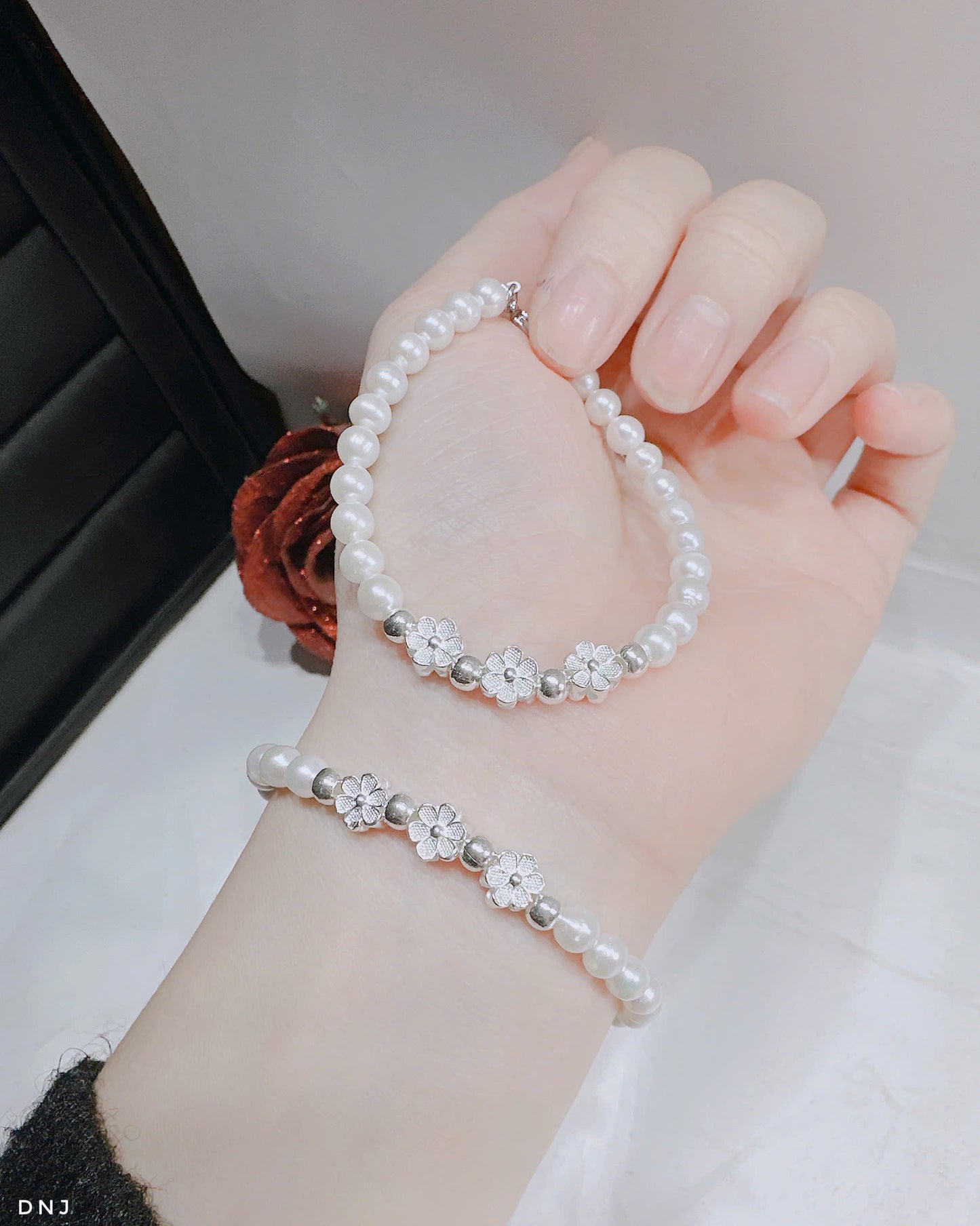 Lắc tay ngọc trai nuôi mix charm hoa bạc xinh xinh