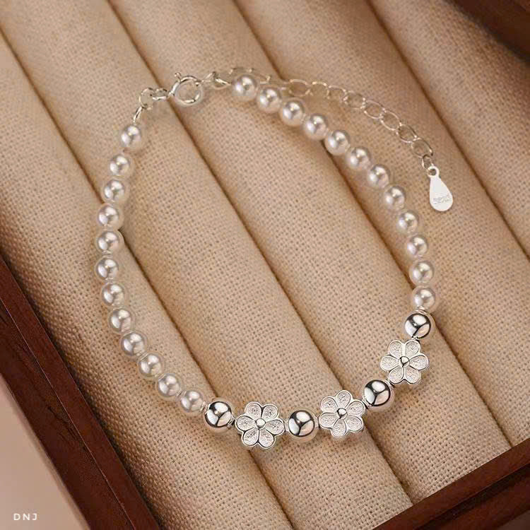 Lắc tay ngọc trai nuôi mix charm hoa bạc xinh xinh