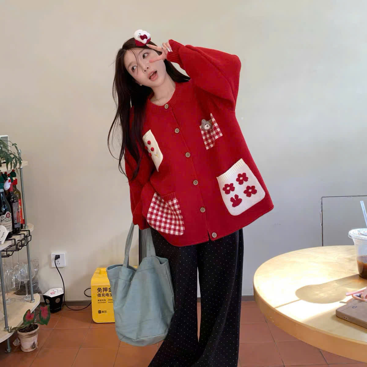 Áo cardigan túi caro hoa đỏ trắng