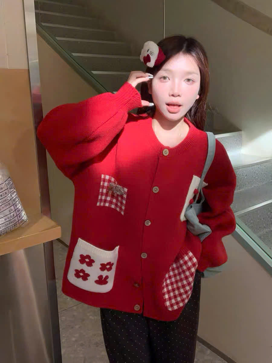 Áo cardigan túi caro hoa đỏ trắng