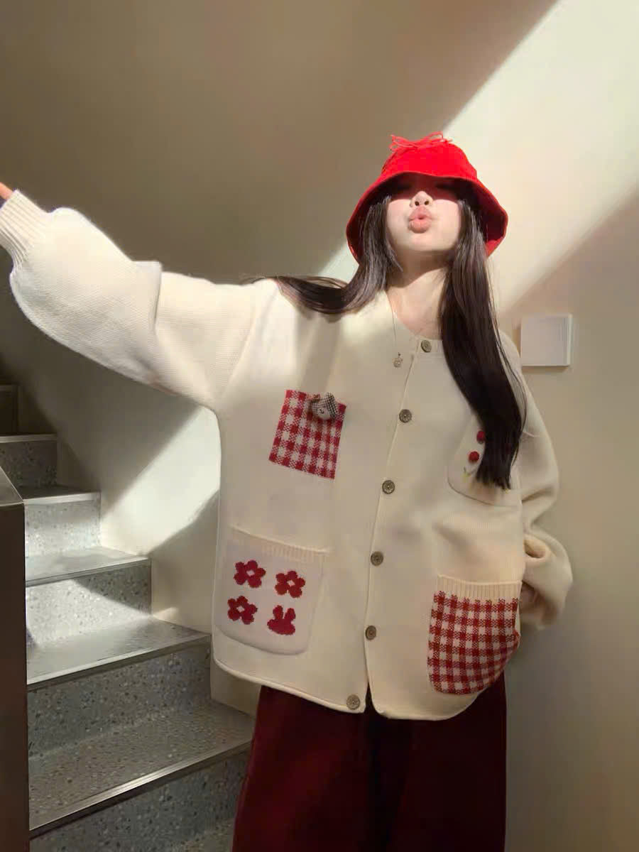 Áo cardigan túi caro hoa đỏ trắng