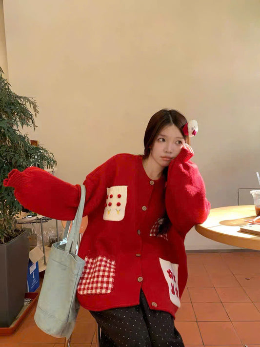 Áo cardigan túi caro hoa đỏ trắng