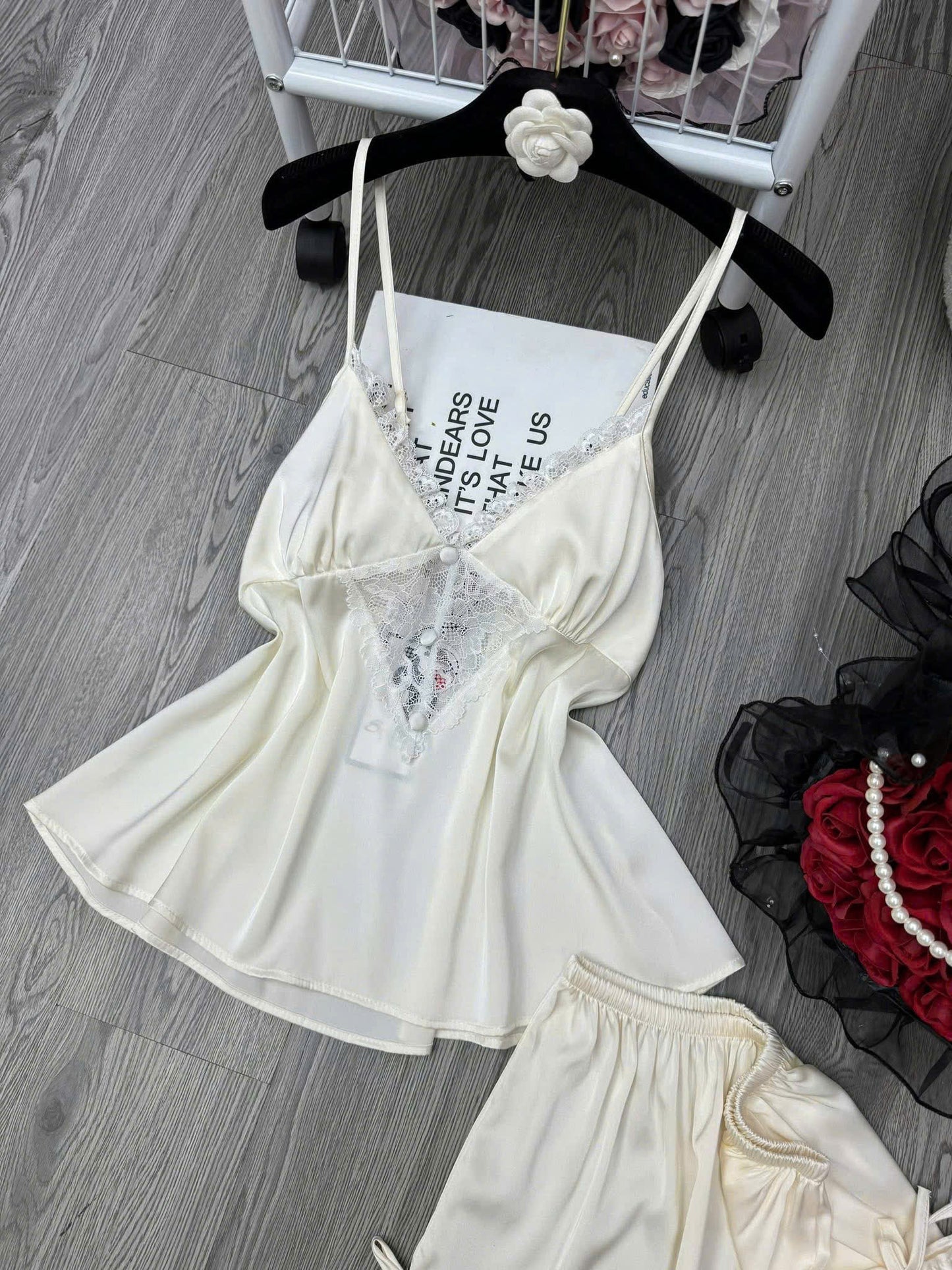 Bộ ngủ 2 dây quần đùi lụa latin nút bọc quyến rũ