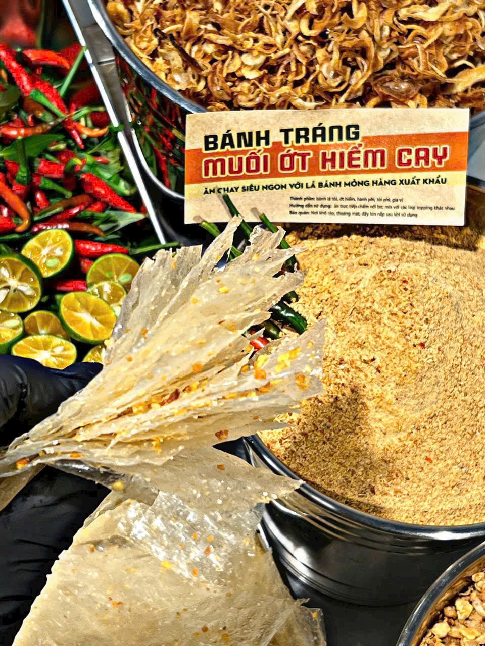 Bánh tráng muối ớt hiểm cay ăn chay được