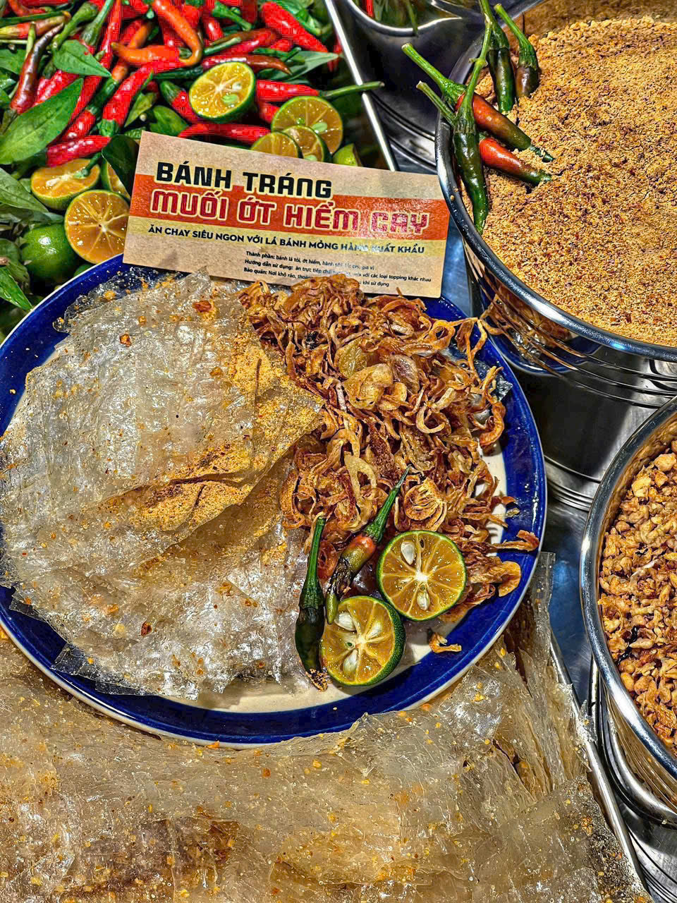 Bánh tráng muối ớt hiểm cay ăn chay được