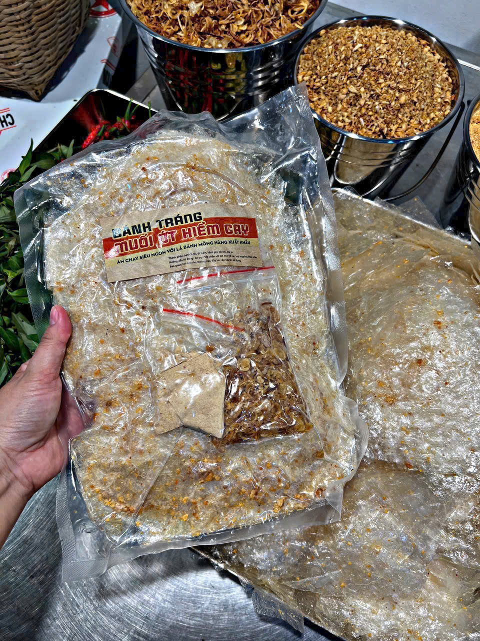 Bánh tráng muối ớt hiểm cay ăn chay được