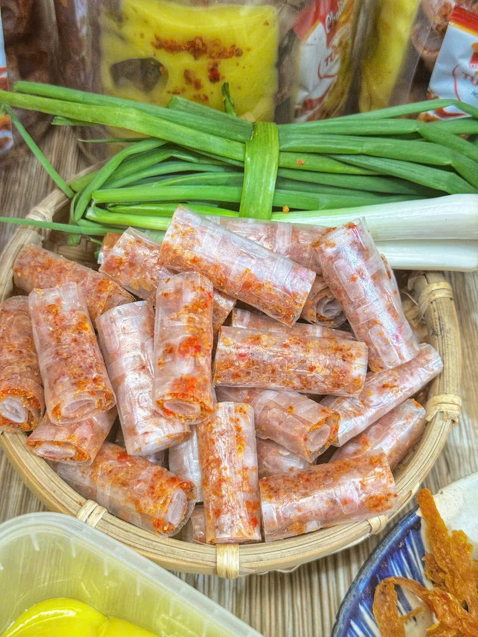 Bánh tráng cuộn topping thập cẩm vừa vị