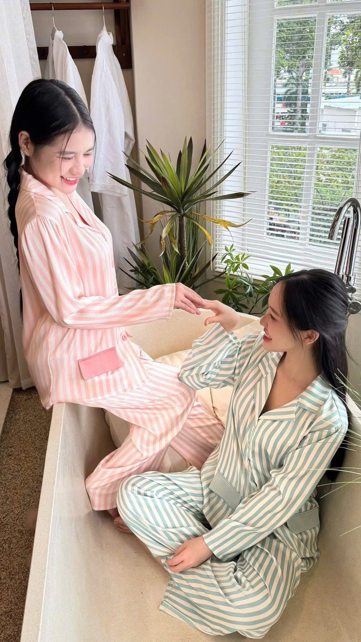 Bộ pijama cổ nhọn 2 nắp túi phối màu hot