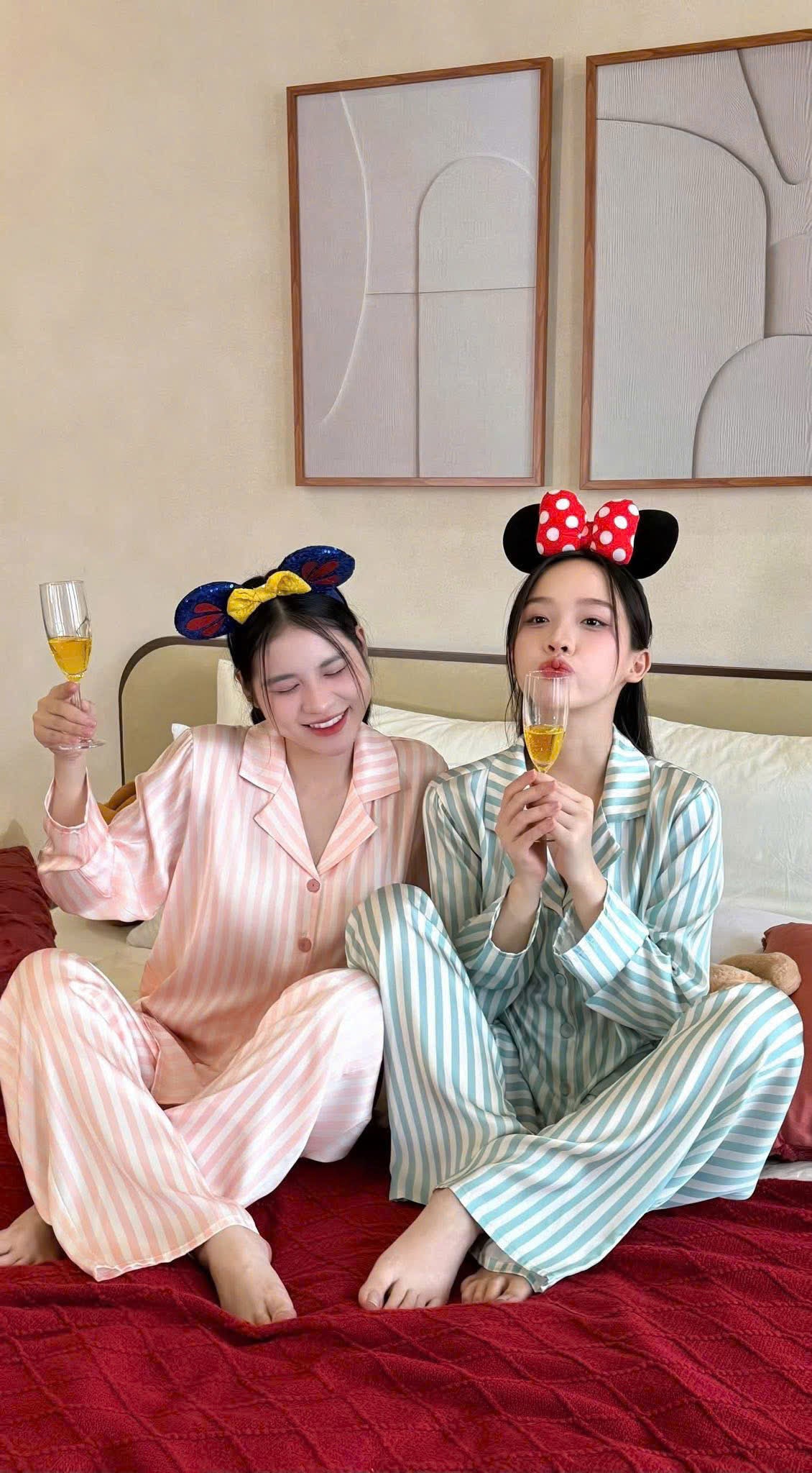 Bộ pijama cổ nhọn 2 nắp túi phối màu hot