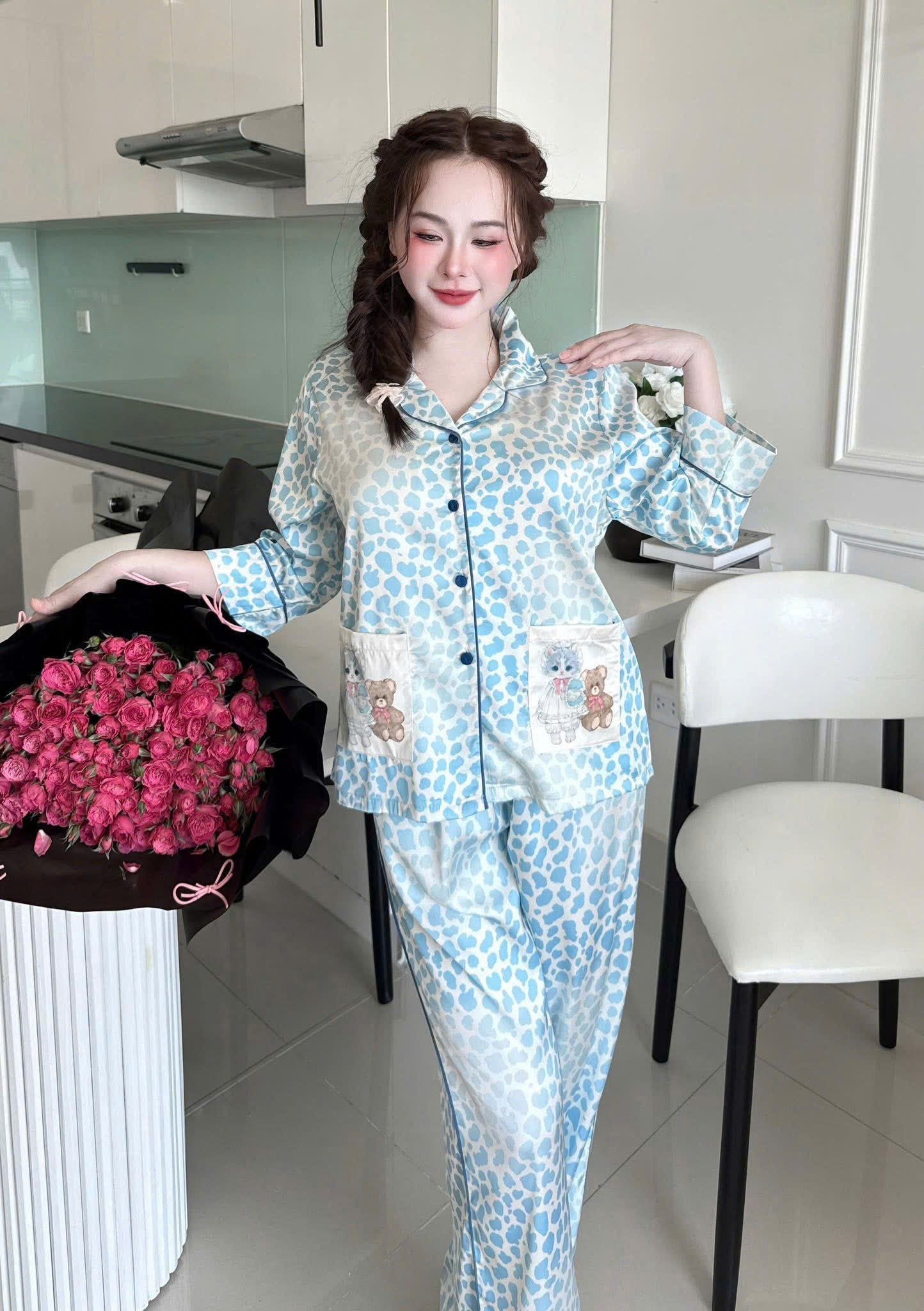 Bộ ngủ quần dài tay lỡ 2 túi lụa Latin