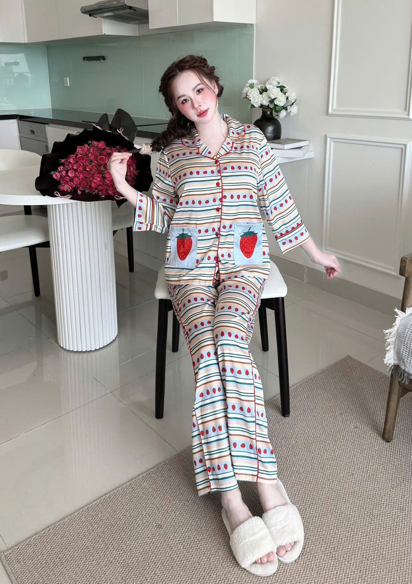 Bộ ngủ quần dài tay lỡ 2 túi lụa Latin