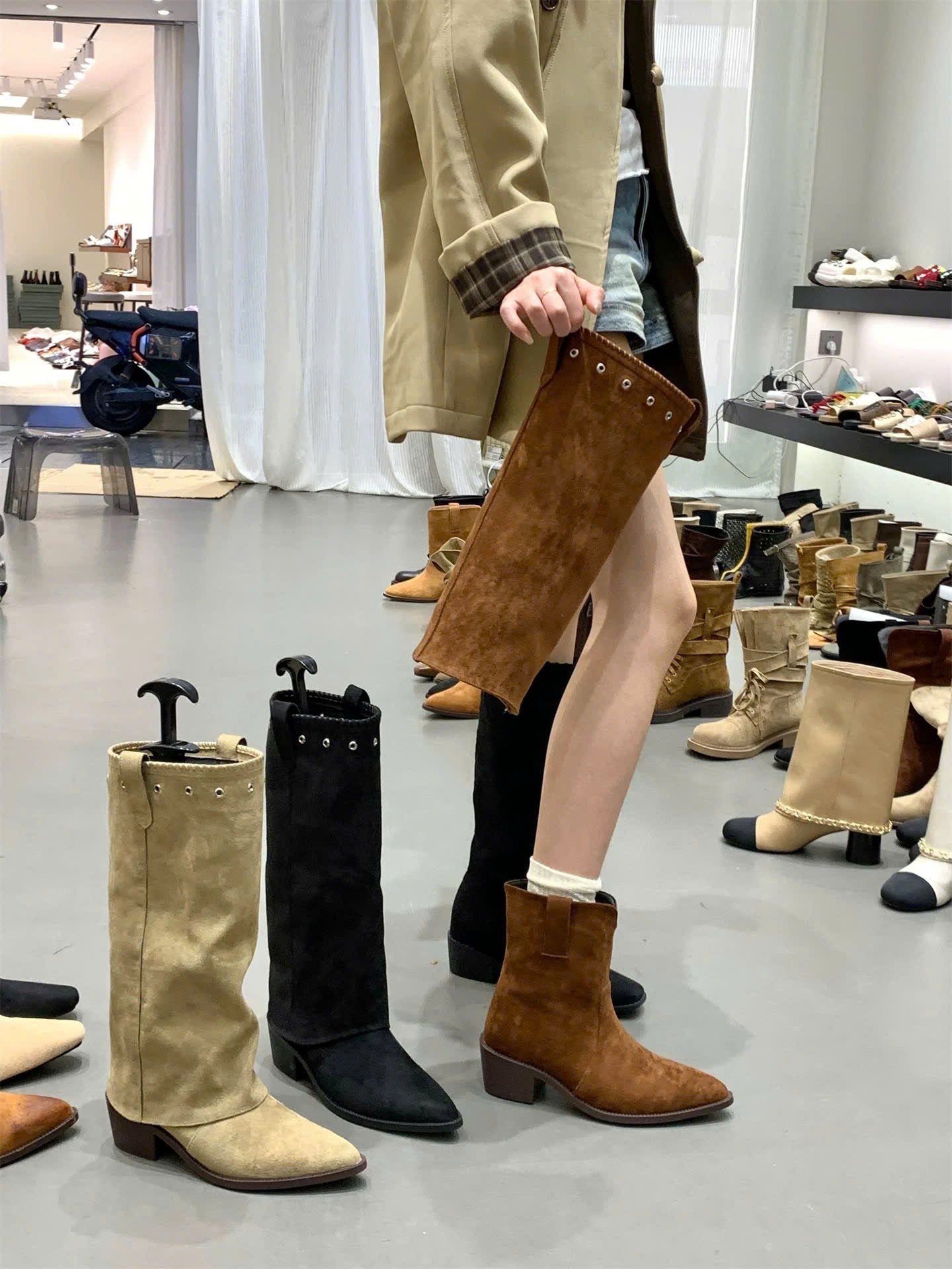 Giày boots cổ cao lửng mẫu luôn trend