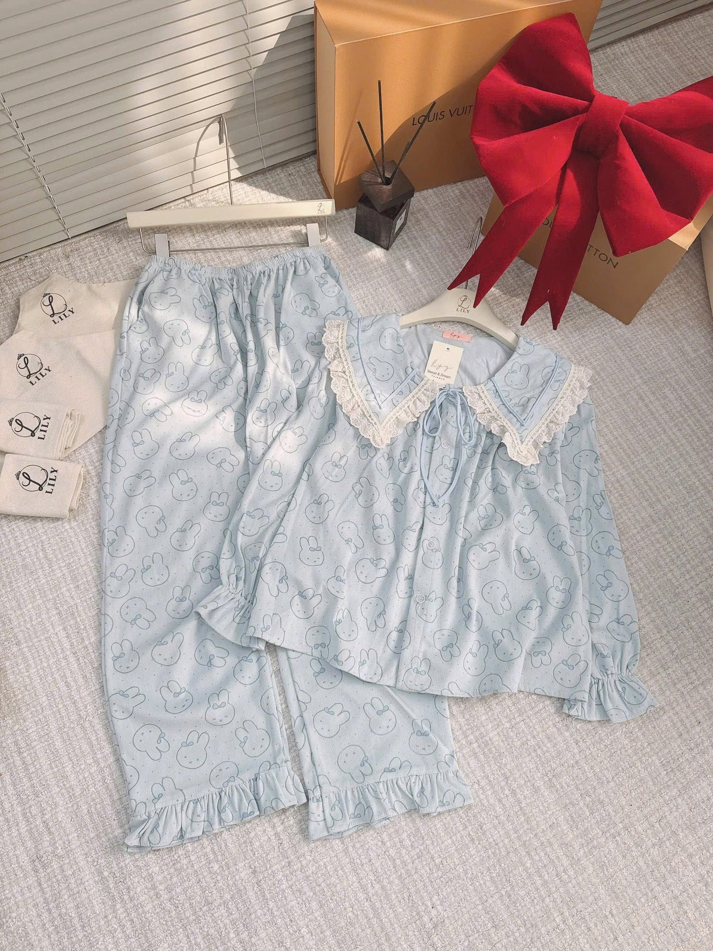 Bộ ngủ tuyết nhung Lily dễ thuơng