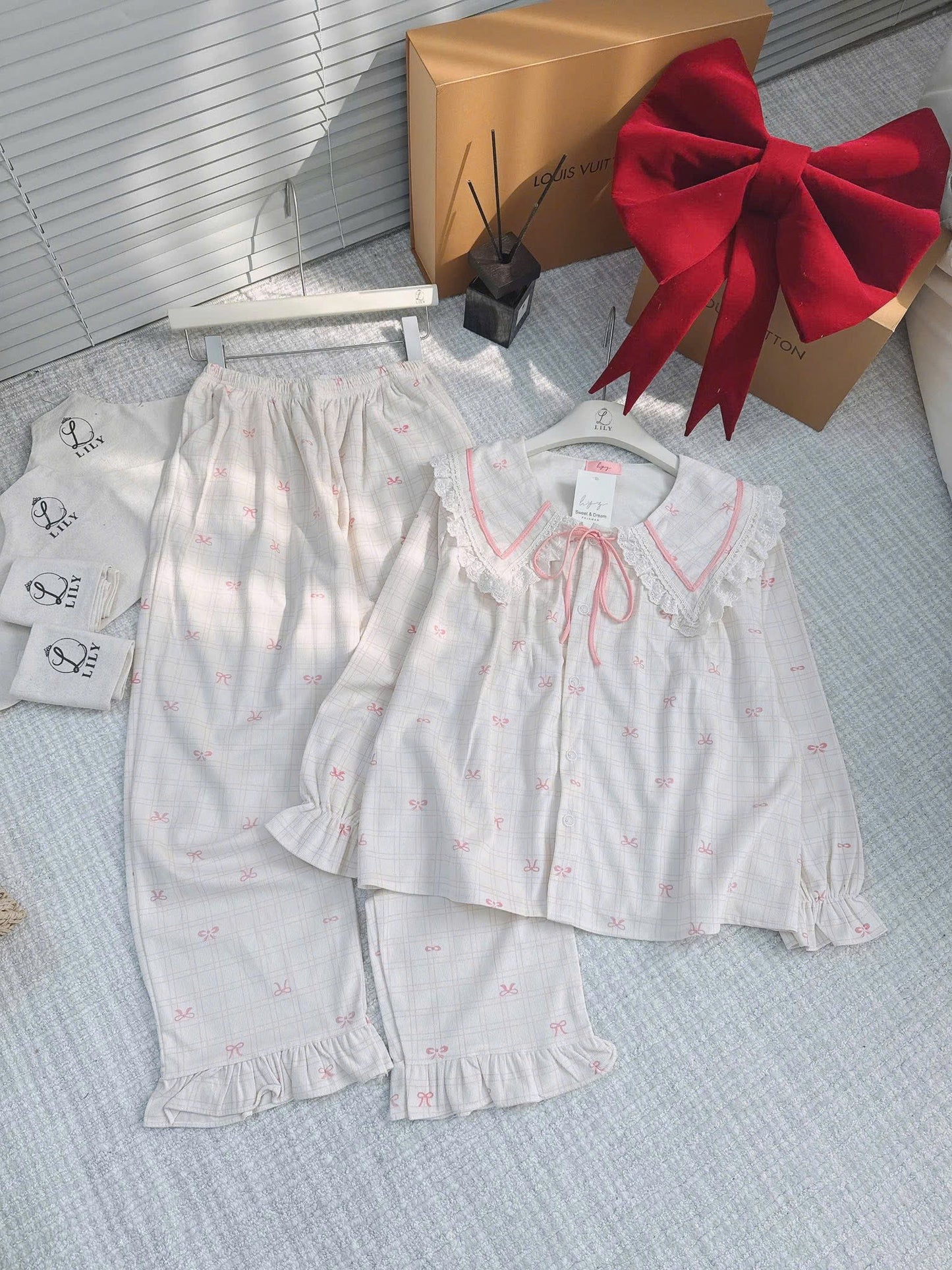 Bộ ngủ tuyết nhung Lily dễ thuơng