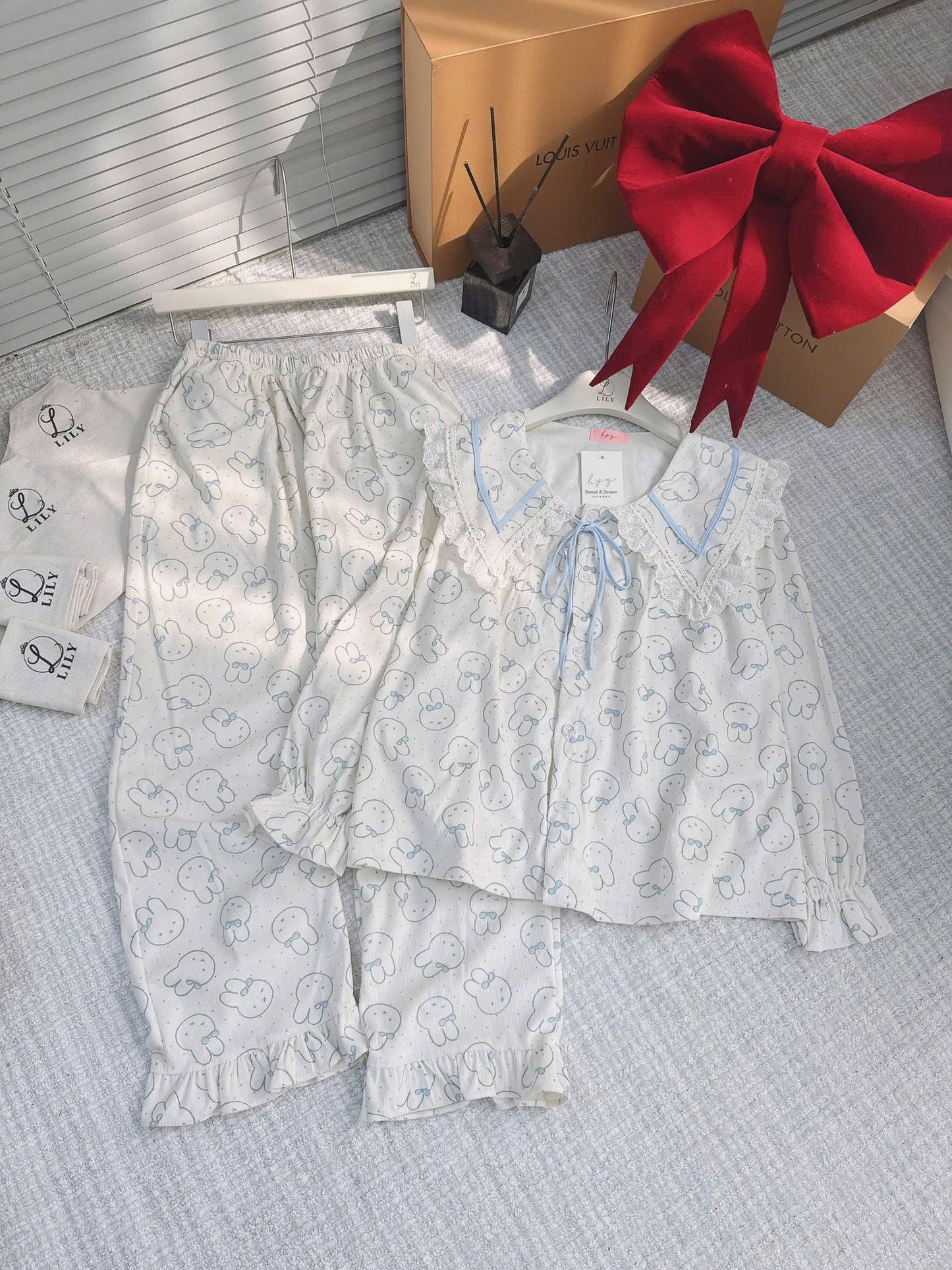 Bộ ngủ tuyết nhung Lily dễ thuơng