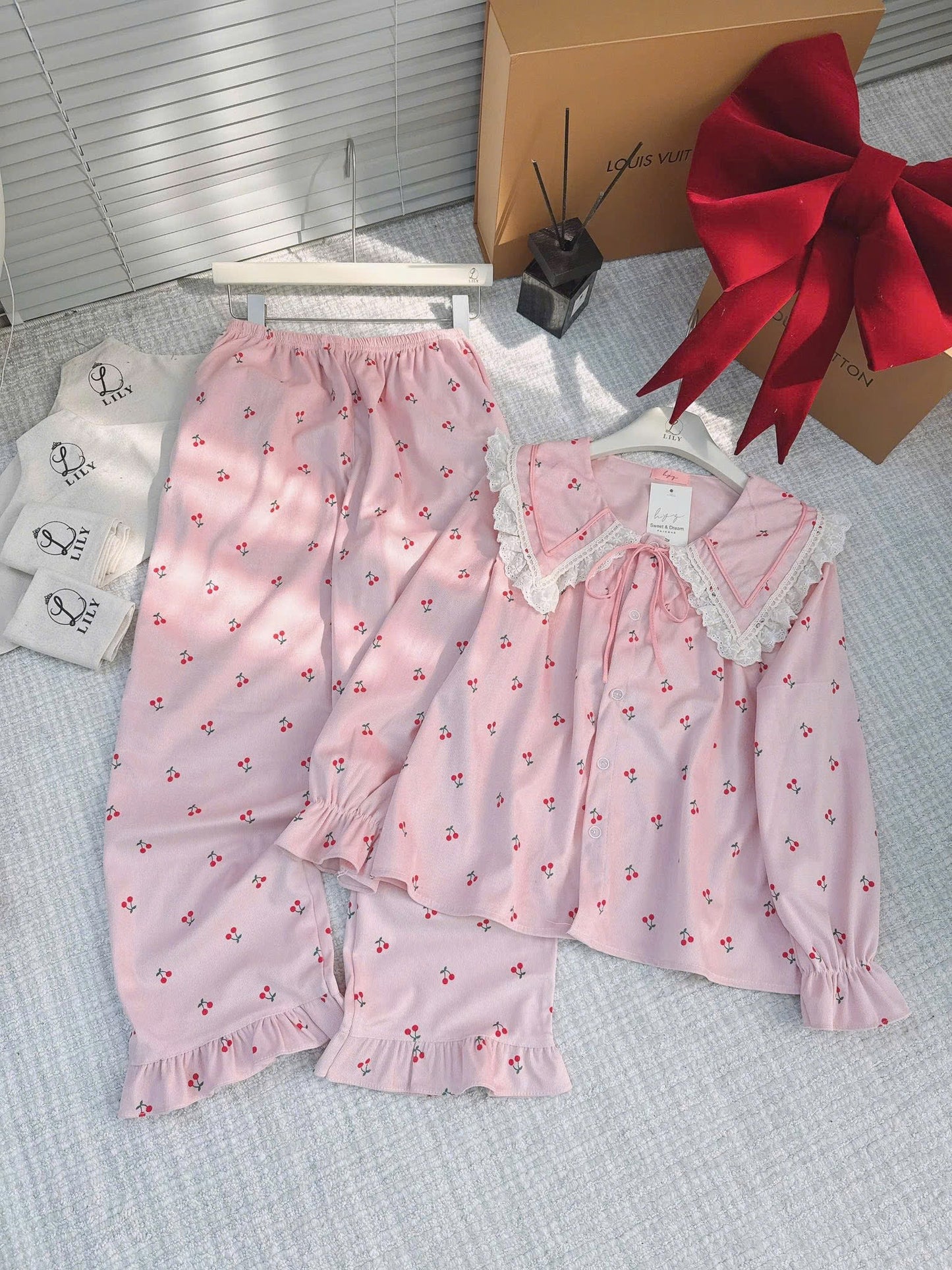 Bộ ngủ tuyết nhung Lily dễ thuơng