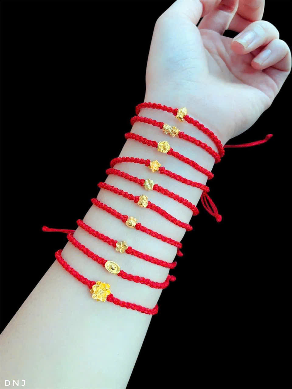Các mẫu vòng tay chỉ đỏ charm vàng 24k và đá tự nhiên
