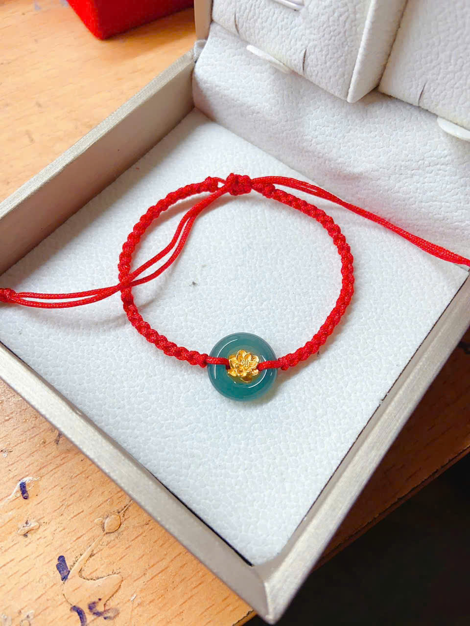 Các mẫu vòng tay chỉ đỏ charm vàng 24k và đá tự nhiên