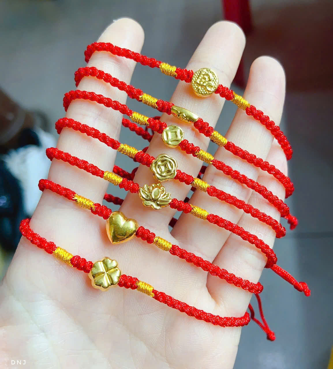 Các mẫu vòng tay chỉ đỏ charm vàng 24k và đá tự nhiên