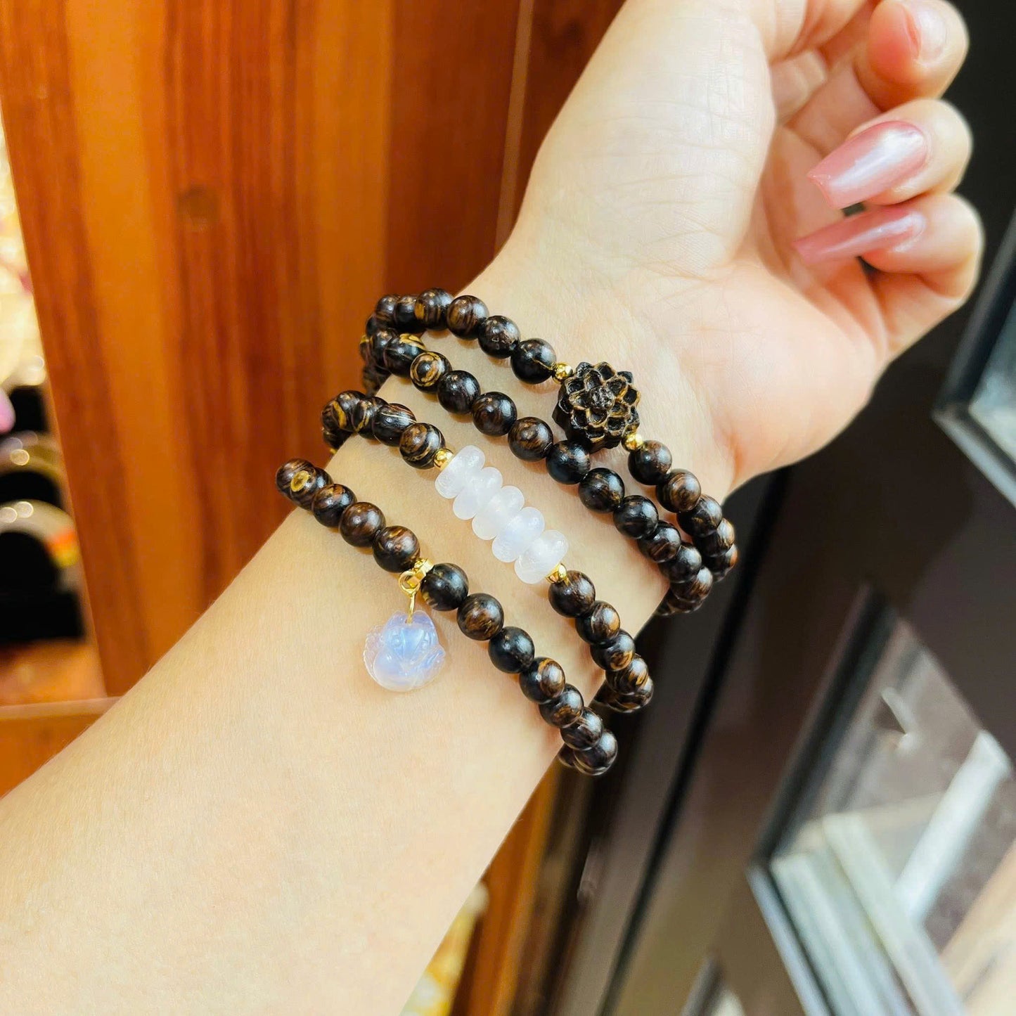 Chuỗi trầm sánh mix ngũ điếu phối charm hồ lỳ móc bạc xi vàng