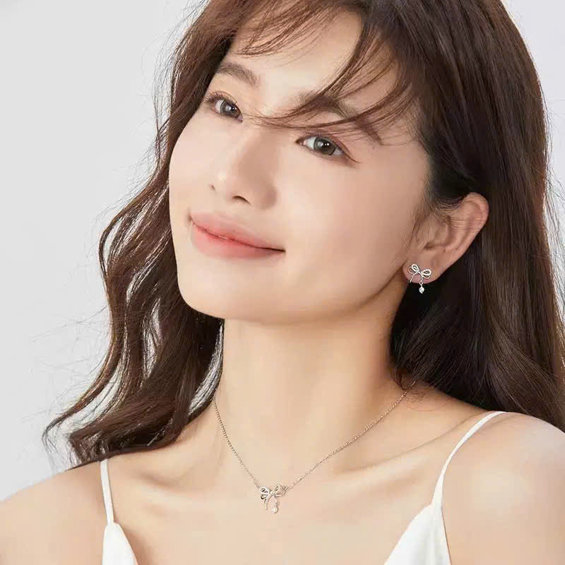 Khuyên tai bạc mới hợp vibe quý cô đài cát