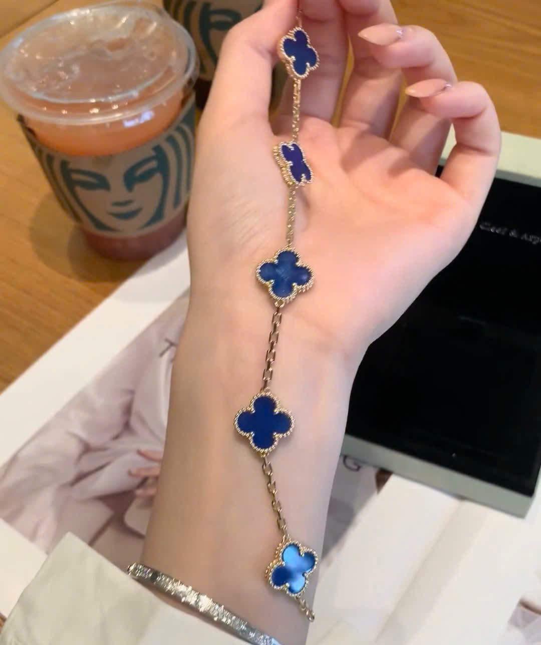 Vòng vip VCA titan phun vàng 14k đá xanh hợp mệnh thuỷ