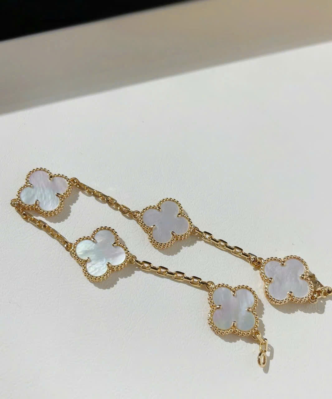 Vòng vip VCA titan phun vàng 14k đá trắng xà cừ