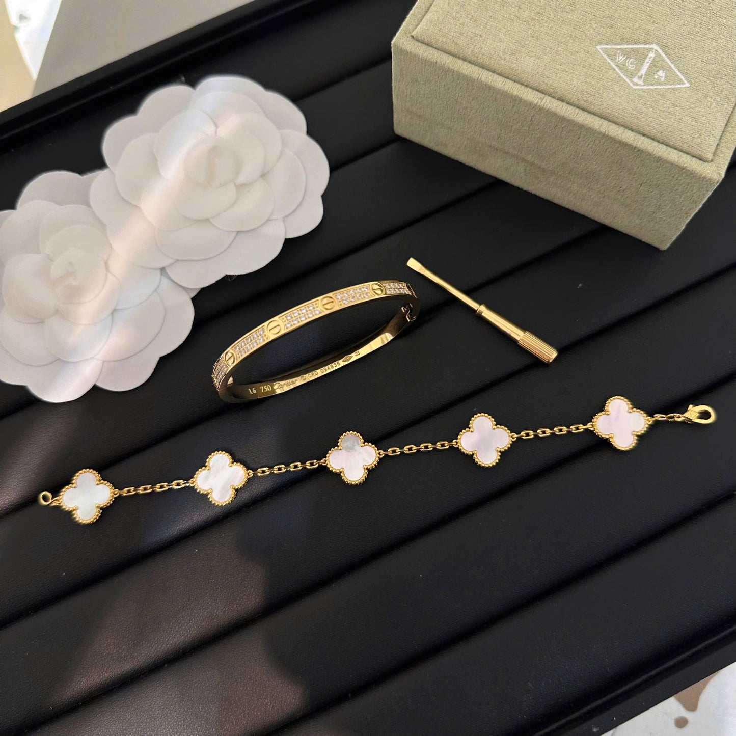 Vòng vip VCA titan phun vàng 14k đá trắng xà cừ