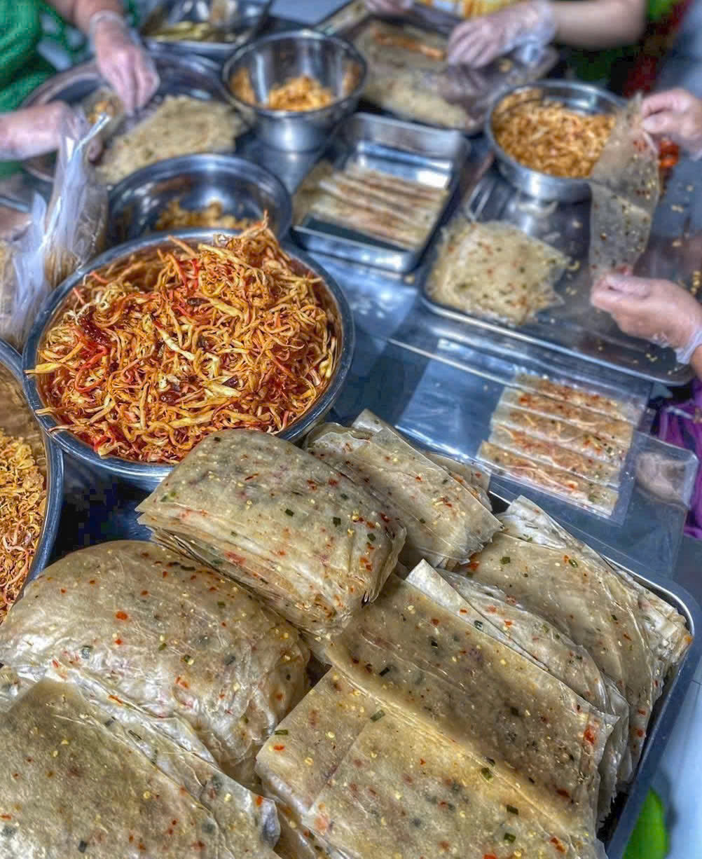 Xâu bánh tráng khô mực xé sợi