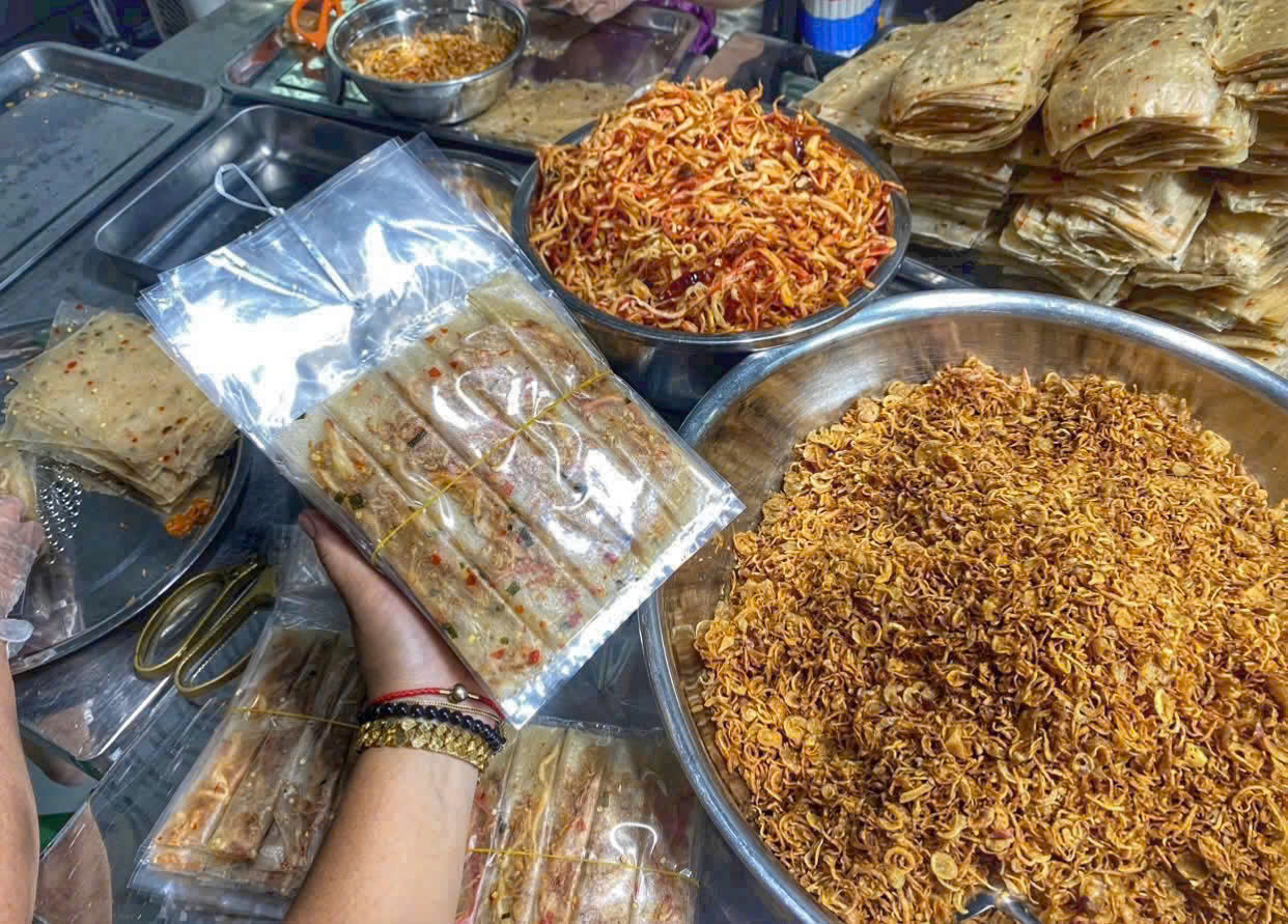 Xâu bánh tráng khô mực xé sợi