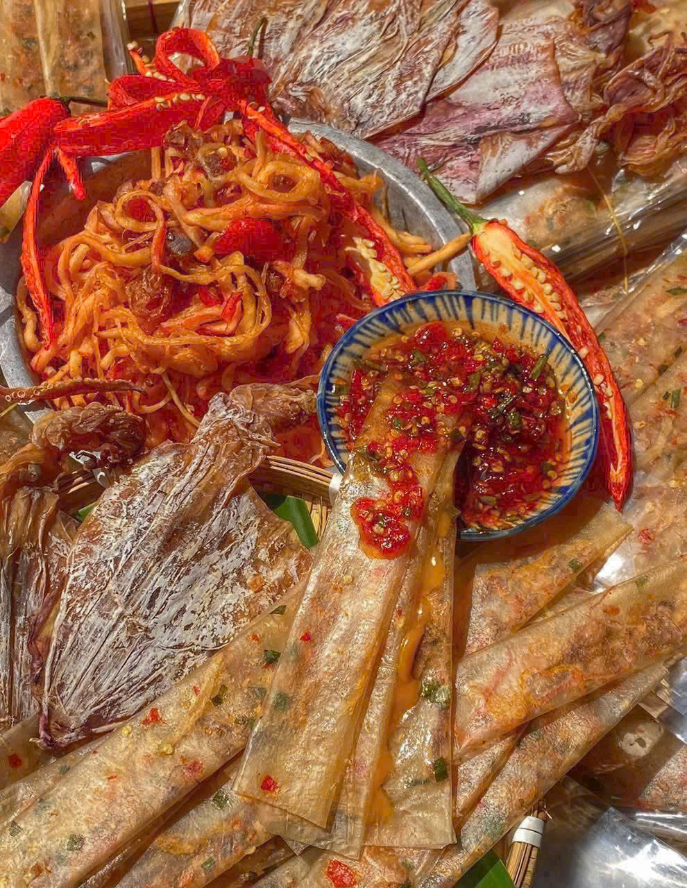 Xâu bánh tráng khô mực xé sợi
