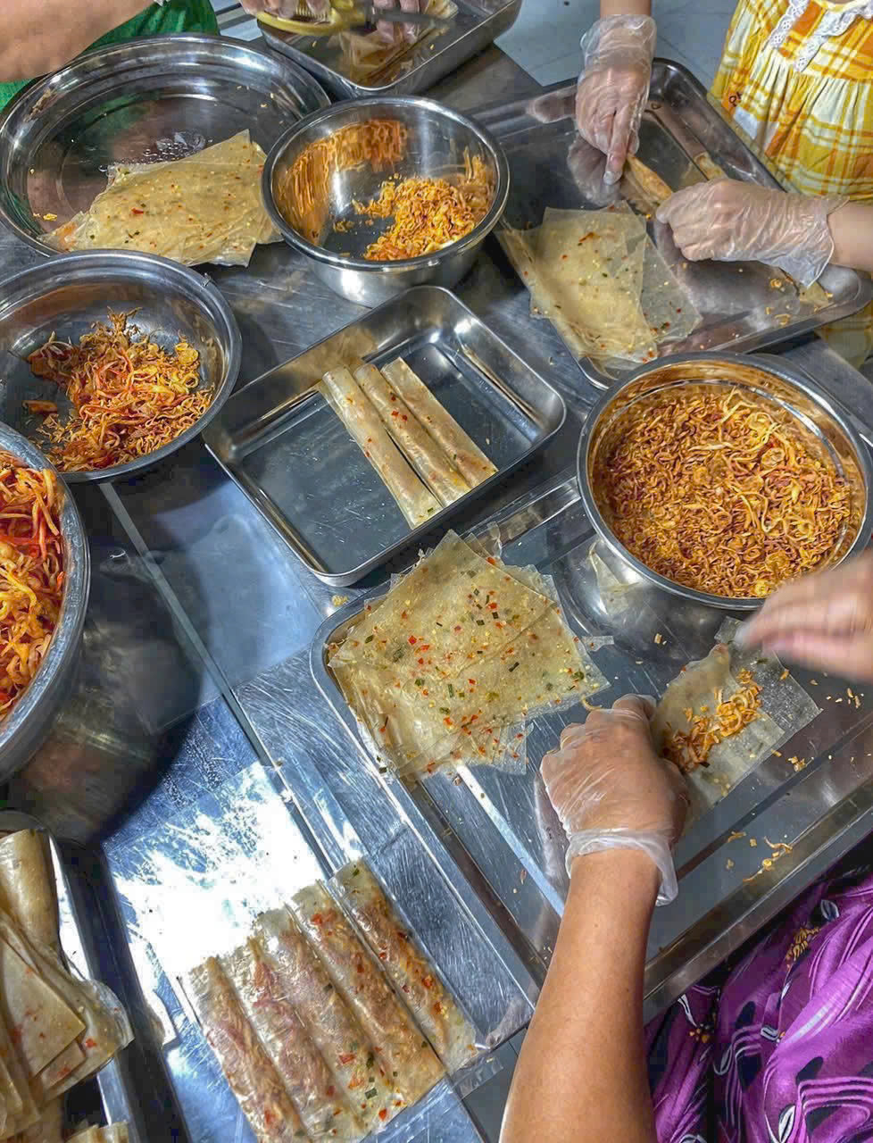 Xâu bánh tráng khô mực xé sợi