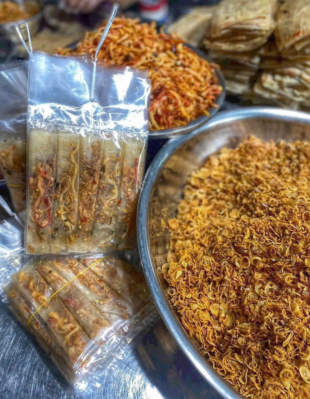 Xâu bánh tráng khô mực xé sợi